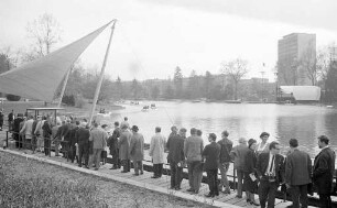 Fahrt mit der Gondoletta auf dem Stadtgartensee durch Vertreterinnen und Vertreter der Presse anlässlich einer Vorbesichtigung der Bundesgartenschau.