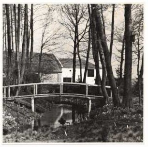Garten Buschmühle, Forst: Brücke über Bach und Gebäude