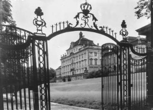 Schloss Ludwigsburg. Altes Corps de Logis, Nordseite. Blick durch ein schmiedeeisernes Gittertor