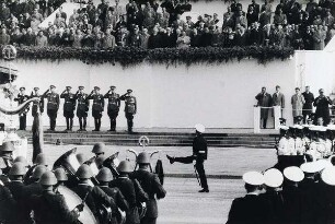 Parade der Volksarmee zum 15. Jahrestag der DDR, aus der Serie "Geteiltes Deutschland"