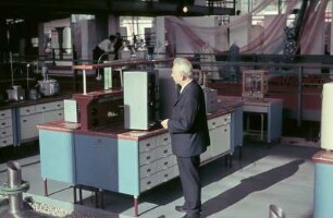 Friedrich Pappermann (1909-1995) auf einer Messe anlässlich des Besuchs Jurij Gagarins