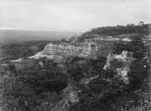 Rote Felswand : Rote Felswand an der Straße zwischen Songea und Lindi.