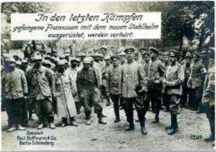 Französische Kriegsgefangene mit den neu eingeführten Stahlhelmen