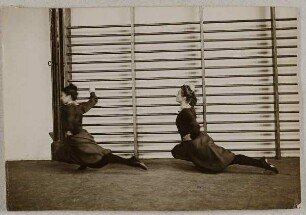 Turnerinnen an der Sprossenwand
