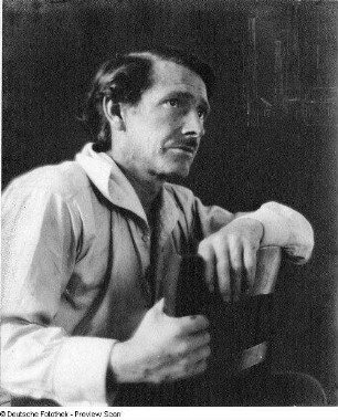 Porträt des Arbeiterdichters Heinrich Lersch, rittlings auf einem Stuhl sitzend
