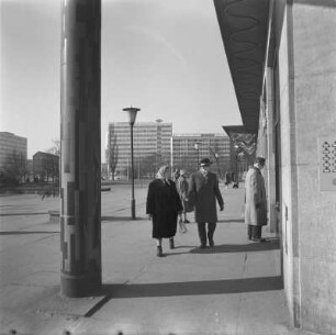 Dresden. Dr.-Külz-Ring, Blick nach Westen gegen Spielzeuggeschäft und Ringcafé