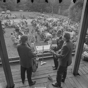 Konzert im Café am Weißen See, 1967, SW-Foto © Kurt Schwarz.