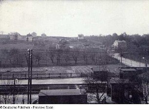 Stetzsch (Dresden-Stetzsch). Stadtteilansicht mit Haltepunkt der Eisenbahnstrecke Dresden-Friedrichstadt - Elsterwerda (- Berlin). Blick nach Südwest