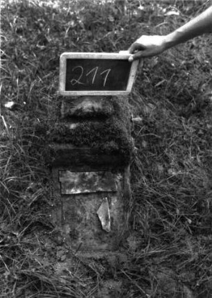 Grabstein 211 Texttafel zerbrochen, fehlt: Grabstein 211
