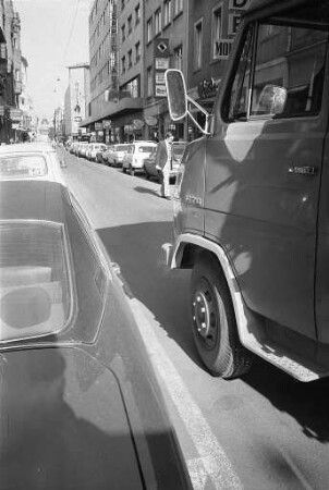 Autoverkehr in der Waldstraße
