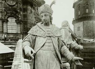 Heiliger Stephanus und Heiliger Casimir. Hofkirche Dresden : Heiliger Stephanus und Heiliger Casimir. Balustradenfiguren der Hofkirche Dresden. Aufnahme vor bzw. während der Restaurierung durch die Zwingerbauhütte