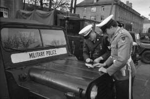 Unterstützung der amerikanischen Militärpolizei bei Streifenfahrten durch deutsche Feldjäger