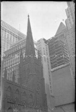 Die 1846 erbaute Trinity-Church zwischen Hochhäusern am Broadway, Manhattan, New York City