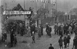 Roßwein, Goldbornstraße. Maiumzug der Roßweiner Metallwarenfabrik Carl Bauch. Betriebsgefolgschaft im Graupelschauer