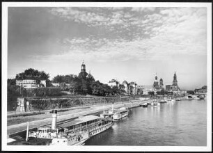 Dampferlandeplatz : Dresden-Altstadt. Blick von der Carolabrücke auf das Terrassenufer mit den Anlegestellen der Weißen Flotte und die Silhouette der Altstadt