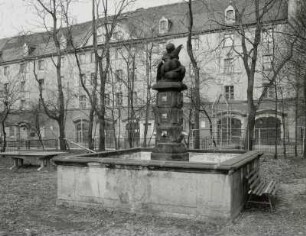 Brunnen mit Putto und Pelikan