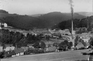 Die Pilz-Fabrik : Bildmitte: Schulgebäude