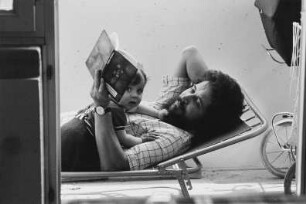 Der Schriftsteller Richard Pietraß mit seinem Sohn Kaspar Pietraß auf dem Balkon