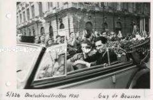 Guy de Boisson und Erich Honecker begrüßen die Teilnehmer der Demonstration zum Deutschlandtreffen 1950