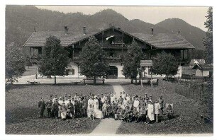 Foto-Postkarten vom Privatlazarett Hohenaschau: Gutsherrschaft, Pflegepersonal und Verwundete vor dem Lazarett