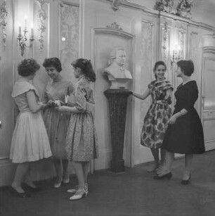 Junge Frauen in Staatsoper, 1960er Jahre. SW-Foto © Kurt Schwarz.