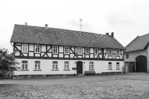 Hofanlage (Deriseithof, Massivbau und Fachwerk); Vöhl, Ortsstraße 1