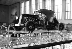 Berlin: Automobilausstellung; Mercedes im Schnitt mit deutschen Werkstoffen