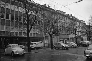 Proteste der Arbeitsgemeinschaft Südstadt der Karlsruher Jungsozialisten gegen das Leerstehenlassen zweier dreistöckiger Wohnhaus in der Werderstraße 36 - 38