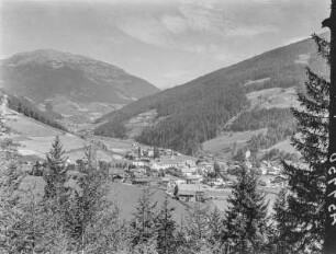 Stadt im Tal : Südtirol. Sarnthein. Blick in ins Tal