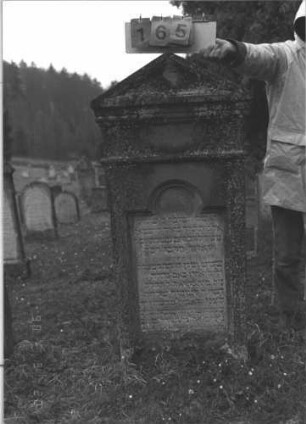 Grabstein 165 (Index: 100009034) Zustand: unterer Rand abgebröckelt Maße HxBxT: 137x62x29 cm: Grabstein 165