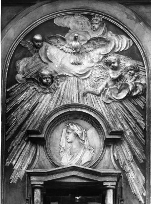 Hochaltar : Hochaltar (1774-1777; P. A. von Verschaffelt). Bekrönung. Ludwigshafen am Rhein-Oggersheim, Pfarr- und Wallfahrtskirche Mariä Himmelfahrt