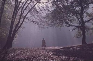 Thüringen. Frau in Herbstlandschaft
