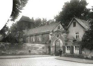 Schweidnitz, Friedenskirche : Schweidnitz (Swidnica/Polen). Toreinfahrt mit Kirchhof der Friedenskirche Zur heiligen Dreifaltigkeit mit Wohn- und Pfarrhaus