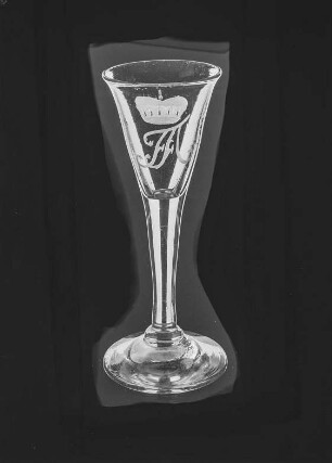 Stengelglas (mit FA-Monogramm unter Kurhut) aus Schloß Moritzburg