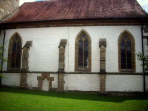 Langhaus (Spätgotischer Neubau 1499-1519 als Hallenkirche)-Ansicht über Traufseite Nord mit Maßwerkfenstern und Strebepfeilern