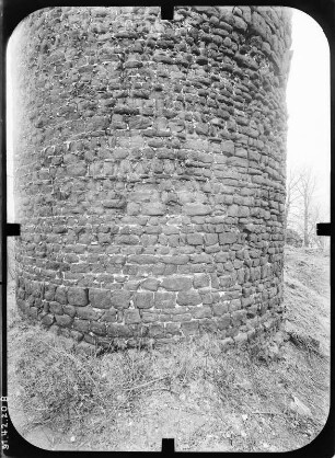 Herrmannsacker. Ruine der Ebersburg (um 1181). Bergfried (Teilansicht)