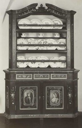 Geschirrschrank mit Medaillons