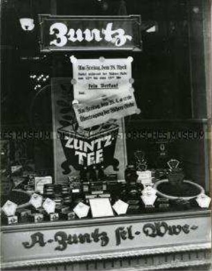 Geschlossenes Geschäft während der Rundfunk-Übertragung von Hitlers Rede am 28. April 1939