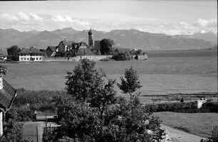 Wasserburg: Blick auf See, Halbinsel und Berge
