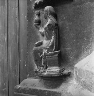 Südliches Westportal — Südlicher Türpfosten — Sapientia (oder Allegorie der Medizin?) (a 1)