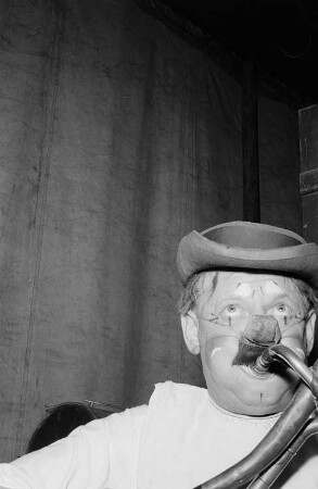 Portrait eines Clowns mit Blasinstrument im Volkseigenen Circus Aeros