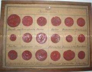 Siegelabdrücke Berliner Handwerke: Barett- und Strumpfmacher, Färber, Feilenhauer, Goldschmiede, Gürtler, Gelbgießer, Glaser, Hutmacher, Kammmacher, Kürschner, Kupferschmiede, Knopfmacher, Klempner, Leineweber, Lohgerber; auf Pappe aufgeklebt