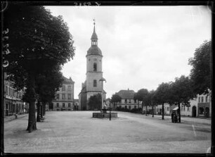 Triptis. Marktplatz mit Blick auf Stadtkirche St. Marien
