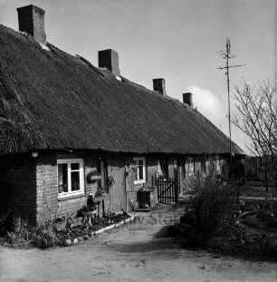 Armenkate mit Reetdach: rechts Garten