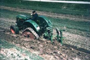 Fotografie: Antriebs- und Anbausystem, Fahrwerk, Reifen, Raupentraktor, Volldrehpflug