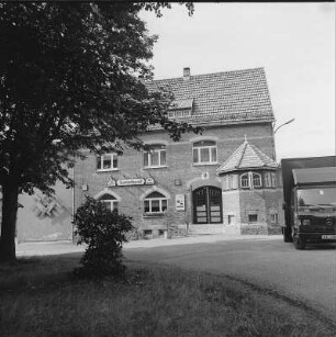 Treuen, Kreis Auerbach. Wohnhaus und Gaststätte "Turnerbund", Friedrich-Engels-Straße 7, (erb. um 1900). Straßenfront