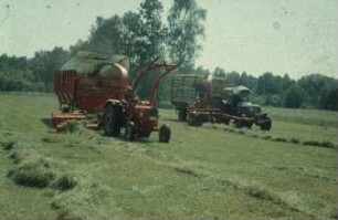 Fotografie: Erntetechnik, Feldhäcksler angebaut, Trommelfeldhäcksler, Scheibenradfeldhäcksler