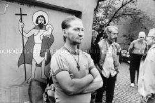 Franziskaner Kloster Pankow, Suppenküche, Mittagessen - wartende Männer