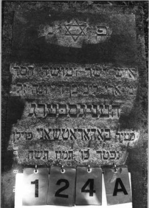 Grabstein 124 (Index: 99618498) Maße HxBxT: 120x51xo.A. cm Beschreibung: Grabplatte Symbolik: Davidstern: Grabstein 124A
