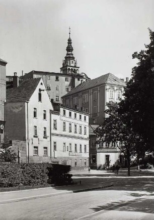 Glatz (heute Klodzko / Polen). Straßenbild mit mit Rathausturm (1701/1800)